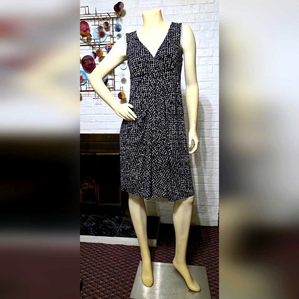 ANN TAYLOR | Black and White Sleeveless V-Neck Midi Sundress